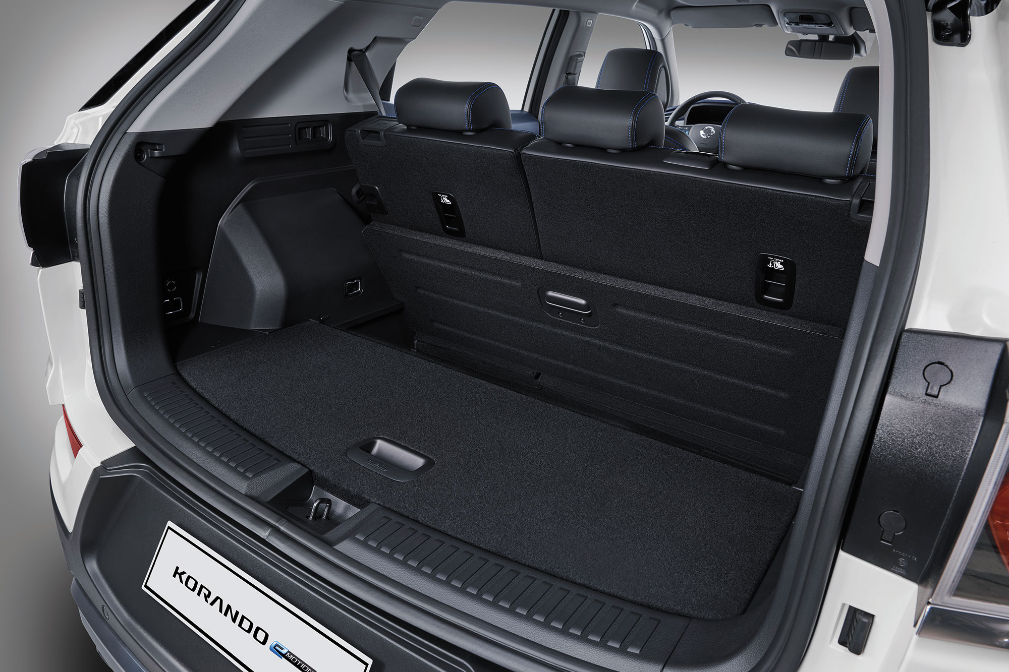 KGM Korando e‑Motion Adaptable luggage board