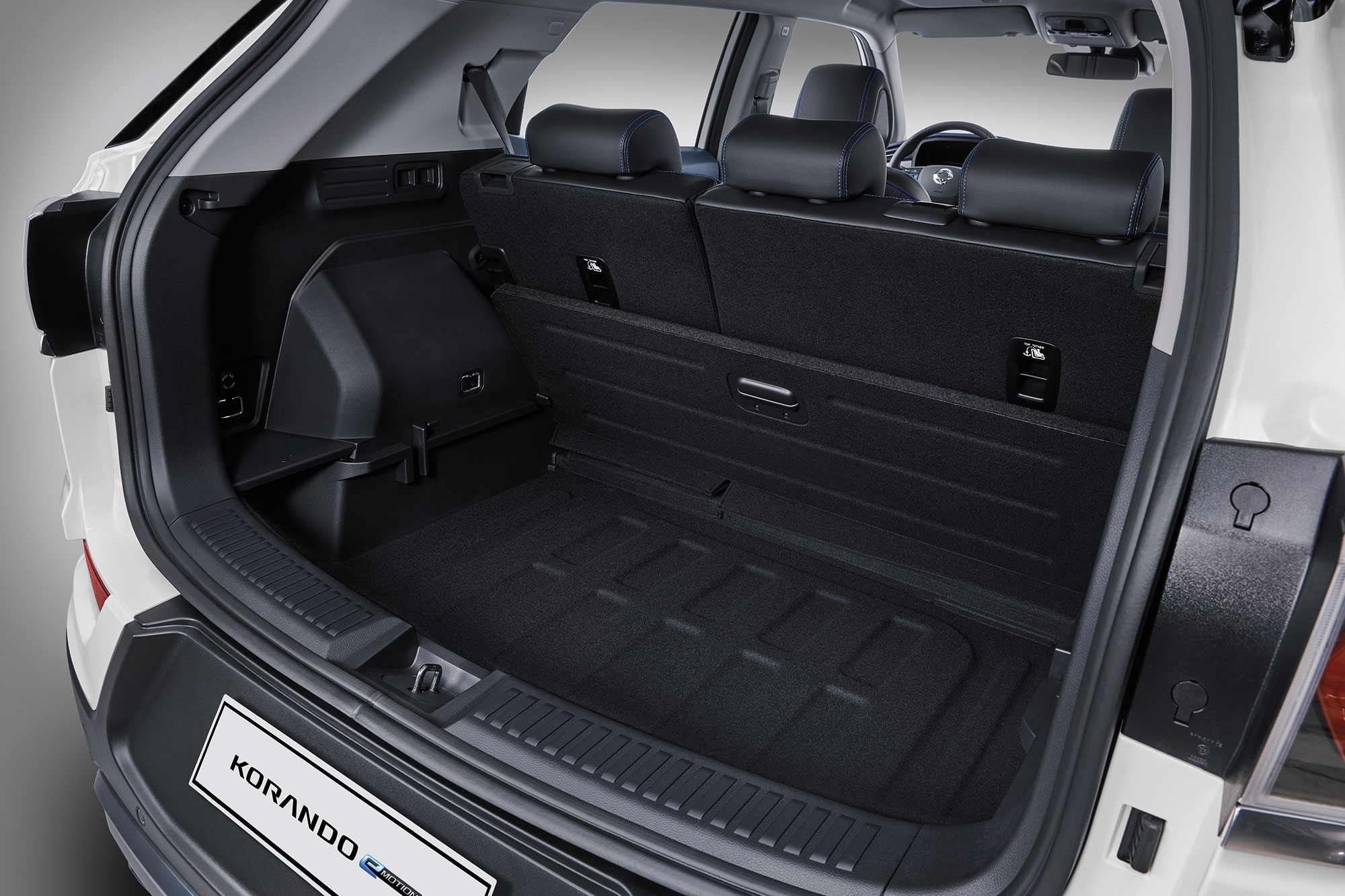 KGM Korando e‑Motion Adaptable luggage board
